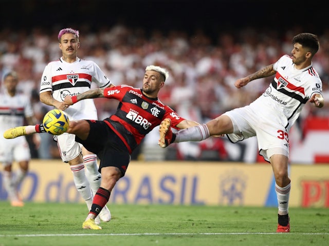 Flamengo's Giorgian de Arrascaeta in action with Sao Paulo's Lucas Beraldo on September 24, 2023