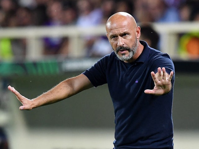 Fiorentina coach Vincenzo Italiano reacts on October 5, 2023
