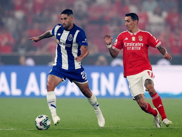 Angel Di Maria del Benfica en acción con Alan Varela del FC Porto el 29 de septiembre de 2023