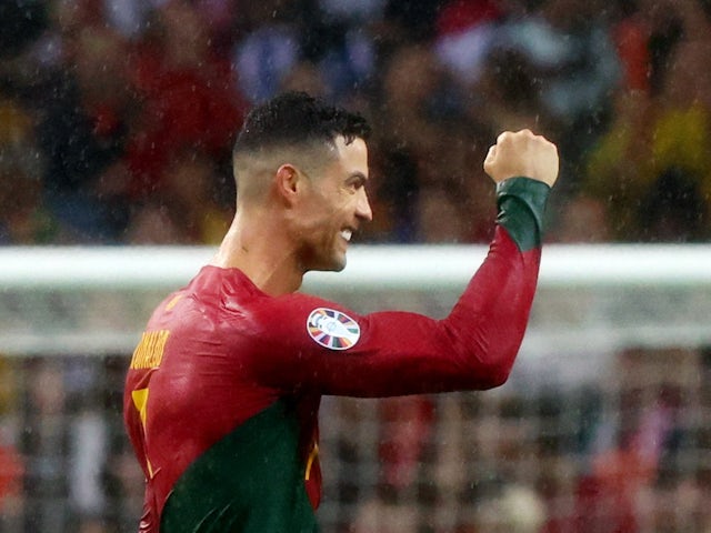 O atacante português Cristiano Ronaldo comemora em 13 de outubro de 2023