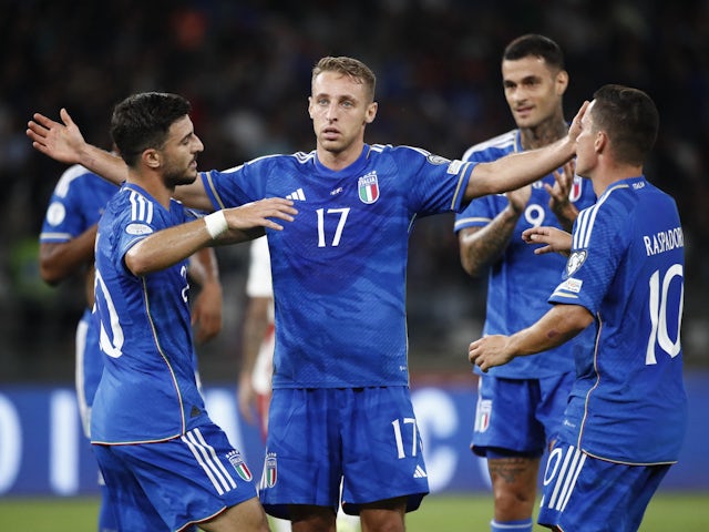 L'italiano Davide Fratesi festeggia il suo quarto gol con i suoi compagni di squadra il 14 ottobre 2023