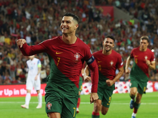 Cristiano Ronaldo, de Portugal, comemora seu segundo gol em 13 de outubro de 2023