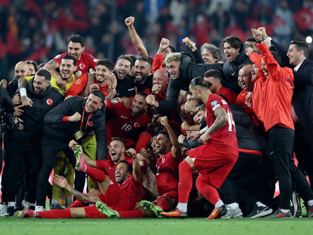 Türkische Spieler und Mitarbeiter feiern nach der Qualifikation für die Euro 2024 am 15. Oktober 2023