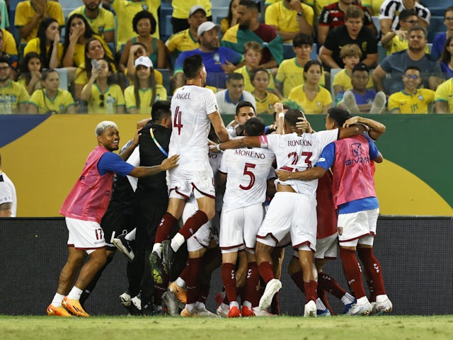 Eduard Bello de Venezuela celebra su primer gol con sus compañeros el 13 de octubre de 2023