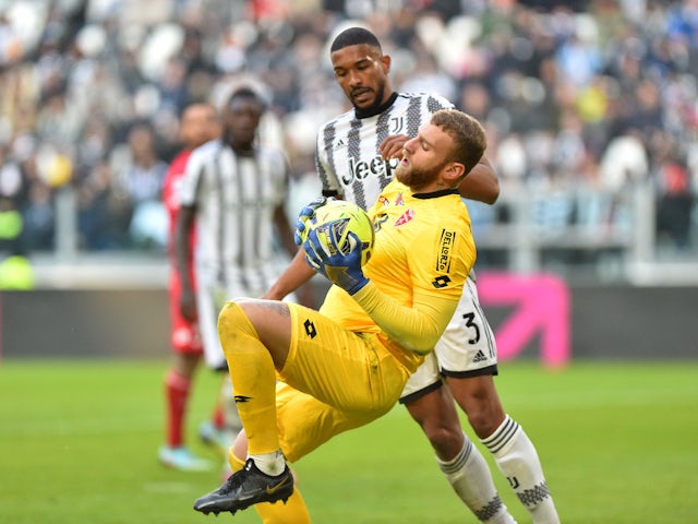 Monza's Michele Di Gregorio in action with Juventus' Bremer on January 29, 2023