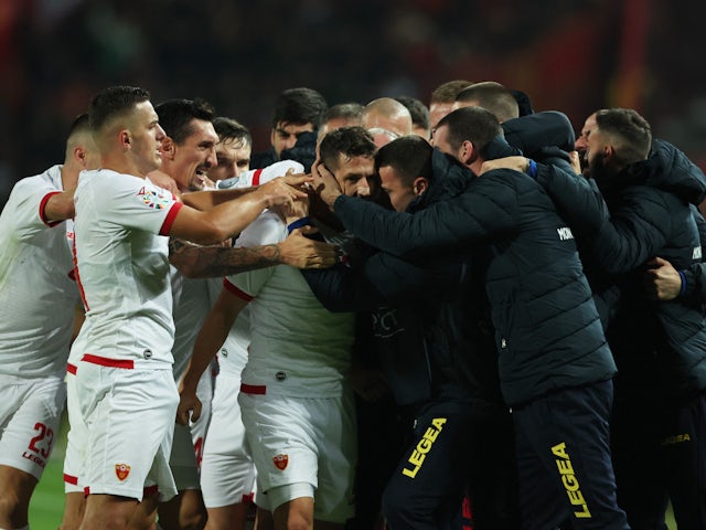 El jugador de la selección de Montenegro, Stevan Jovetic, celebra su primer gol con sus compañeros el 17 de octubre de 2023.