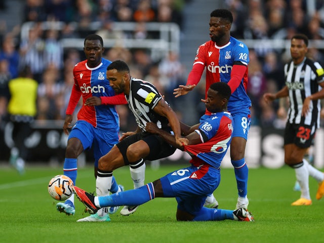 Newcastle United's Callum Wilson in action with Crystal Palace's Marc Guehi, Jefferson Lerma and Tyrick Mitchell on October 21, 2023
