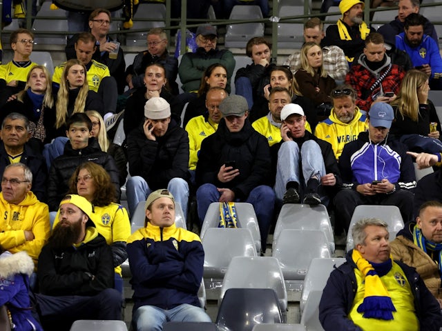Svenske fans inne på stadion da spillet er avbrutt etter en skyting i Brussel 16. oktober 2023