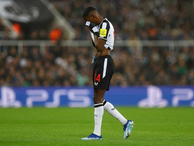 Newcastle United's Alexander Isak walks to be substituted after sustaining an injury on October 25, 2023
