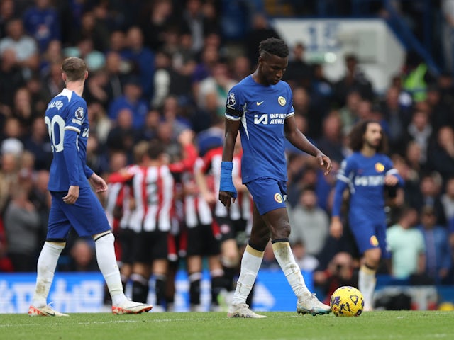 Chelsea players look dejected after Ethan Pinnock scores their first goal on October 28, 2023