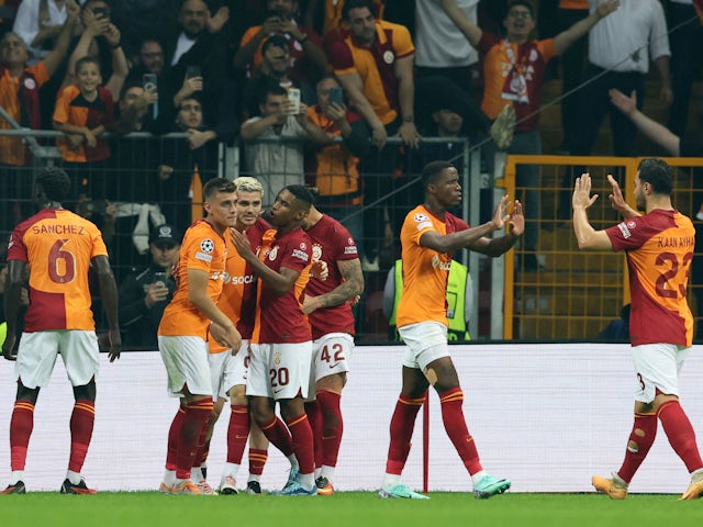 Galatasaraylı Mauro Icardi, 24 Ekim 2023'te takım arkadaşlarıyla birlikte ilk golünü atmayı kutluyor.