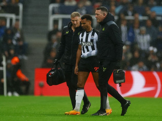 Newcastle United's Jacob Murphy walks to be substituted after sustaining an injury on October 25, 2023
