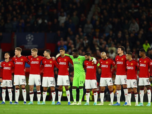 Manchester United players during a minutes silence following the passing of former Manchester United player Sir Bobby Charlton on October 24, 2023