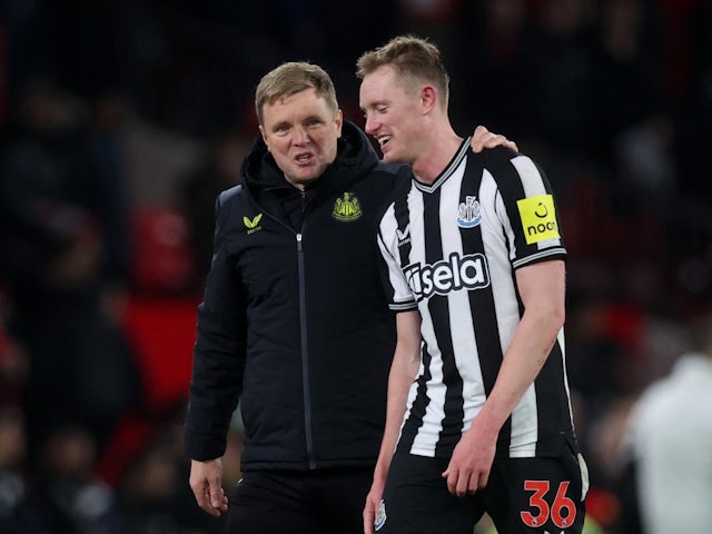 Newcastle United manager Eddie Howe celebrates with Sean Longstaff after the match on November 1, 2023