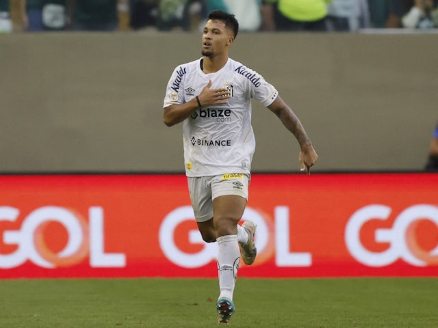 Marcos Leonardo, do Santos, comemora seu segundo gol no dia 8 de outubro de 2023