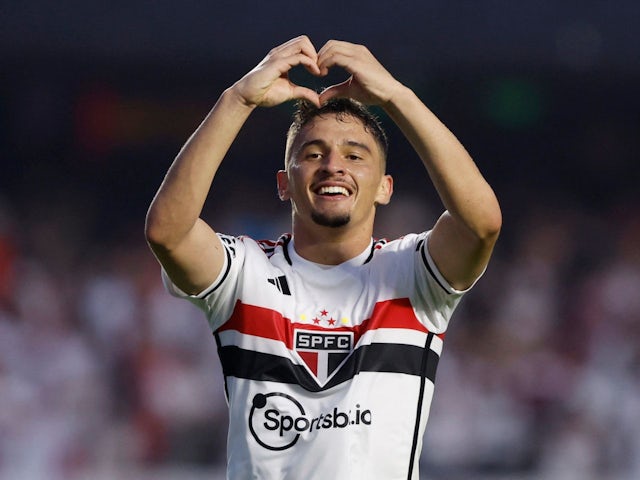 Pablo Maia của Sao Paulo ăn mừng khi ghi bàn thắng thứ hai vào ngày 7 tháng 5 năm 2023