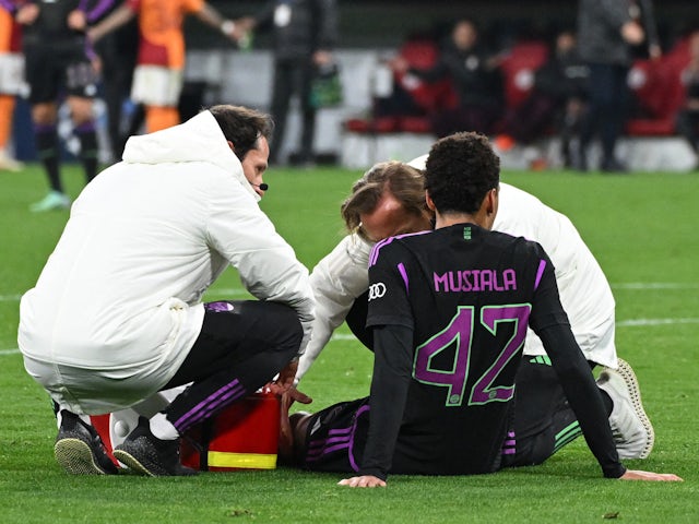 Jamal Musiala vom FC Bayern München wird nach einer Verletzung am 8. November 2023 medizinisch behandelt