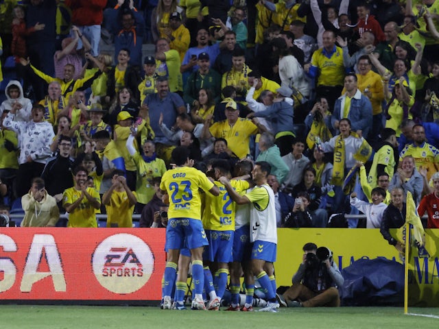 Các cầu thủ Las Palmas ăn mừng sau khi Kirian Rodriguez ghi bàn thắng đầu tiên vào ngày 3/11/2023
