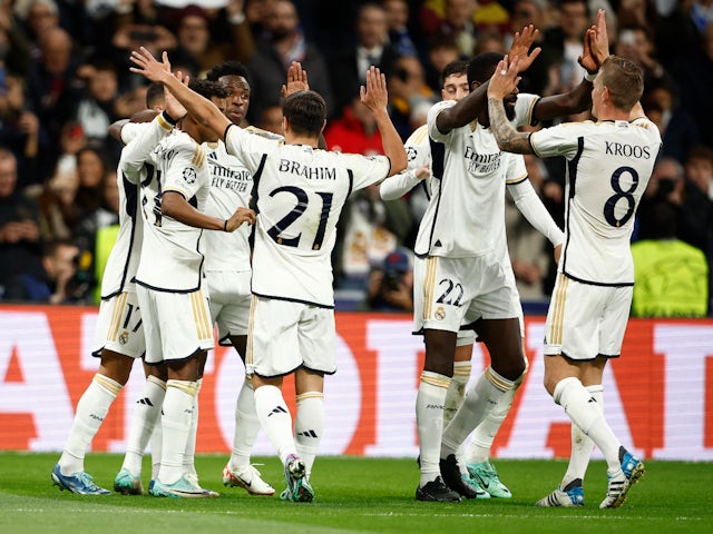 Vinicius Junior, do Real Madrid, comemora seu segundo gol com seus companheiros em 8 de novembro de 2023