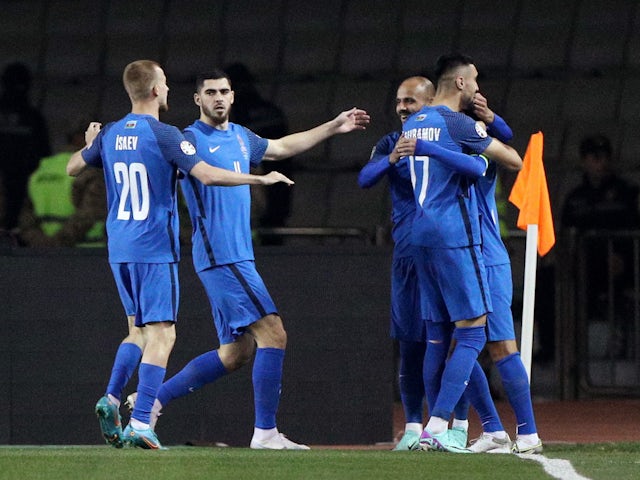 Emin Makhmudov của Azerbaijan ăn mừng ghi bàn thắng đầu tiên cùng đồng đội vào ngày 16/11/2023