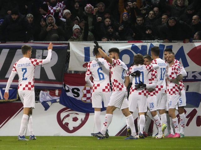 Croatul Luvo Majer sărbătorește că a marcat primul său gol cu ​​colegii săi pe 18 noiembrie 2023