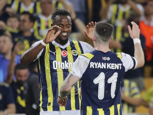 Fenerbahçeli Michy Batshuayi, 21 Eylül 2023'te Ryan Kent ile attığı ikinci golü kutluyor