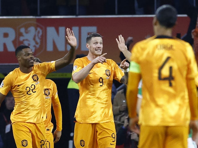 Jucătorul olandez Wout Weghorst sărbătorește că a marcat primul său gol cu ​​colegii săi pe 18 noiembrie 2023