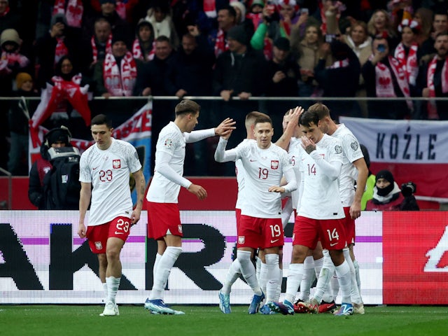 Polijas spēlētājs Jakubs Pjotrovskis svin savus pirmos vārtus kopā ar komandas biedriem 2023. gada 17. novembrī