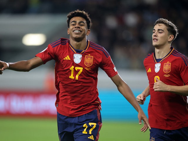 Španiel Lamine Yamal oslavuje svoj prvý gól s Gavim 16. novembra 2023