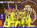 يحتفل اللاعبون الأستراليون بالكأس بعد فوزهم بكأس العالم للكريكيت في 19 نوفمبر 2023