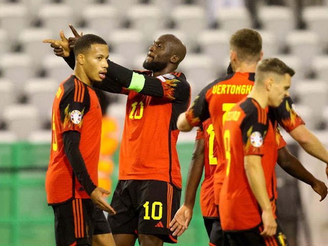 Romelu Lukaku uit België viert zijn vierde doelpunt met Aster Vranckx op 19 november 2023