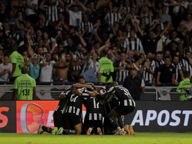 Marlon Freitas của Botafogo ăn mừng khi ghi bàn thắng thứ ba cùng đồng đội vào ngày 9 tháng 11 năm 2023