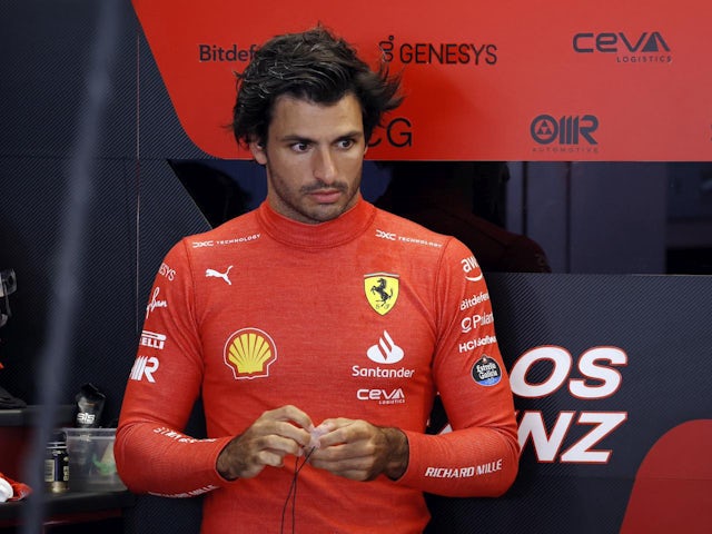 Father says Sainz still in Ferrari contract talks