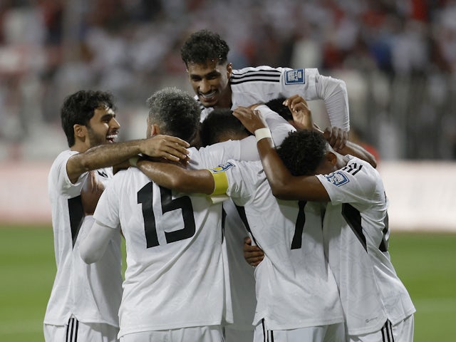 アラブ首長国連邦（UAE）アリ・マブクトが2023年11月21日にチームメイトと一緒に2番目のゴールを決めたことを祝います。
