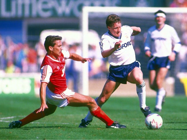 Arsenal's Kenny Sansom lunges at Danny Wilson of Luton on April 24, 1988