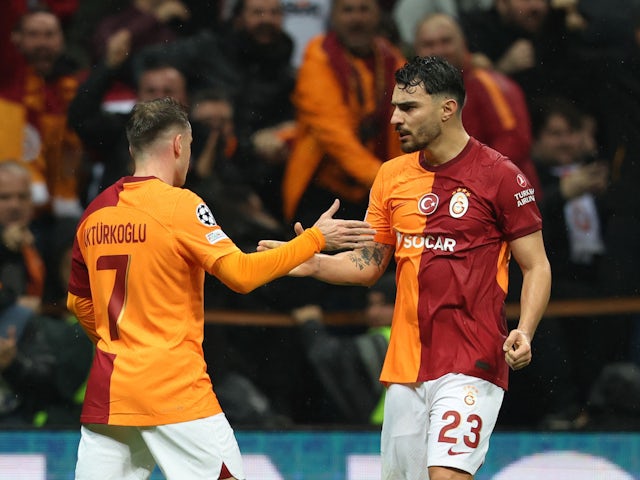 Galatasaraylı oyuncu Kerim Aktürkoğlu, 29 Kasım 2023'te Manchester United'a attığı golün sevincini yaşıyor.