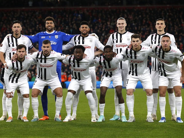 LASK Linz players pose for a team group photo before the match on November 30, 2023
