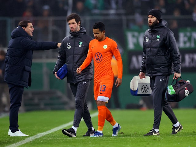 VfL Wolfsburg's Rogerio will leave the field after undergoing treatment on December 5, 2023.