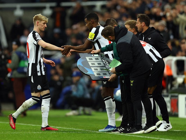 Newcastle United's Alexander Isak comes on as a substitute to replace Anthony Gordon on December 13, 2023