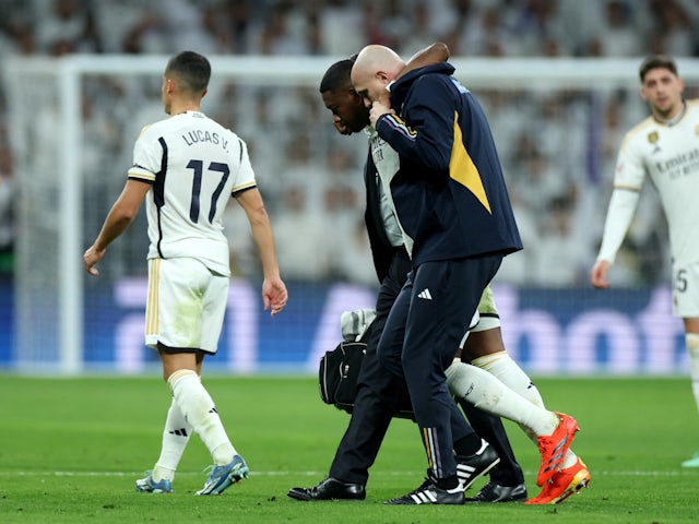 David Alaba, del Real Madrid, recibe ayuda para salir del campo tras sufrir una lesión el 17 de diciembre de 2023