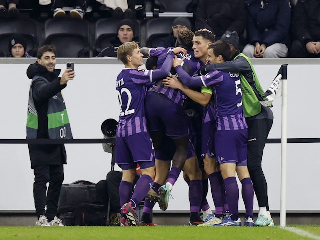 Toulouse's Gabriel Suazo celebrates scoring their second goal with teammates on December 14, 2023