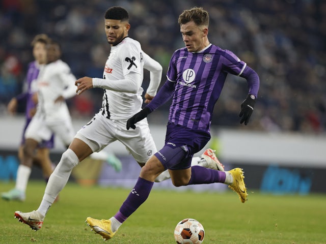 Thijs Dallinga in action for Toulouse at the Europa League