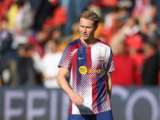 FC Barcelona's Frenkie de Jong during the warm up before the match on November 25, 2023