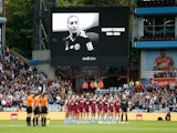 General view of Aston Villa players during a minutes silence in memory of Maddy Cusack on October 1, 2023
