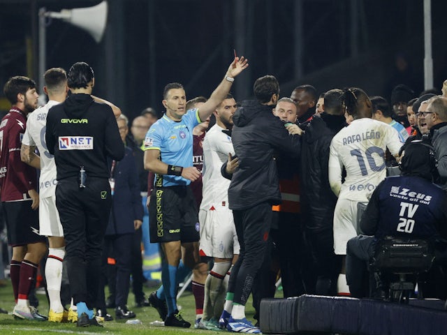 Salernitana's Vincenzo Fiorillo is shown a red card by referee Daniele Doveri on December 22, 2023