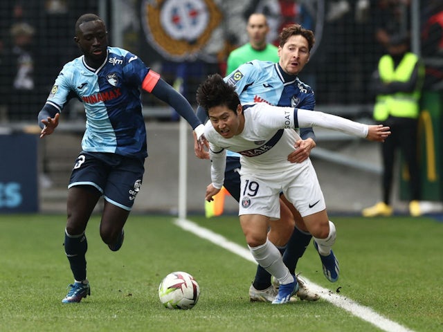 Lee Kang-in của Paris Saint-Germain thi đấu với Arouna Sangante và Daler Kuzyayev của Le Havre vào ngày 3 tháng 12 năm 2023