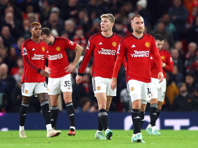 Manchester United's Rasmus Hojlund and teammates look dejected on December 26, 2023