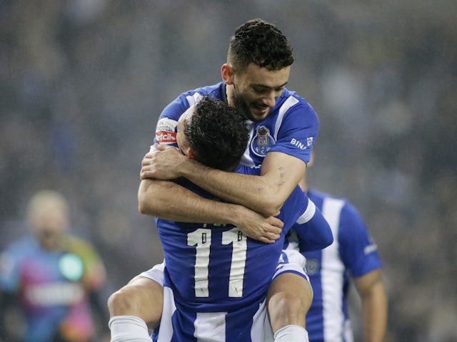João Mário, do Porto, comemora seu primeiro gol com Pepe em 29 de dezembro de 2023