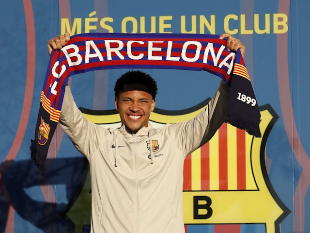 Barcelona's Vitor Roque holds up a scarf during the unveiling on December 27, 2023