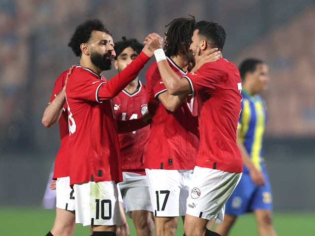 Trezeguet của Ai Cập ăn mừng bàn thắng đầu tiên cùng Mohamed Salah và các đồng đội vào ngày 7/1/2024